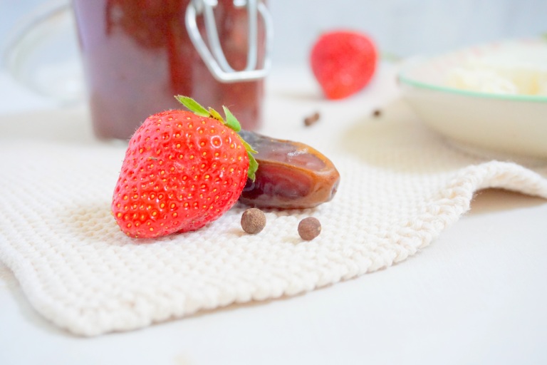 [Einkochen] Erdbeer-Dattel-Chutney mit Chili – Mit Liebe &amp; Biss
